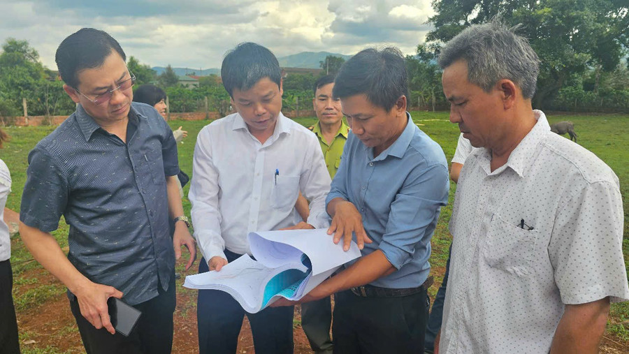 Phó Chủ tịch UBND tỉnh Nguyễn Hữu Quế (mặc áo trắng) nghe báo cáo tiến độ thực hiện công trình. Ảnh: Đức Hải h1.jpg