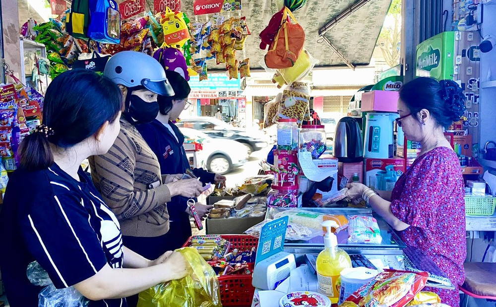 Các tiệm kinh doanh tạp hóa thận trọng hơn trong việc lựa chọn hàng hóa có nguồn gốc xuất xứ rõ ràng. Ảnh: Sơn Ca 1-1825.jpg