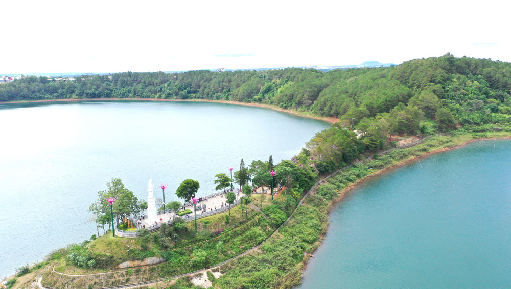 Một góc khu du lịch Biển Hồ (TP. Pleiku) nhìn từ trên cao. Ảnh: Q.T du-lich-pleiku-ngay-cang-da-dang-va-hap-dan-anhqt.jpg