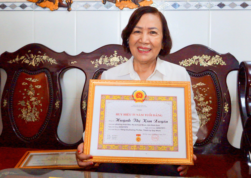 Huy hiệu 55 năm tuổi Đảng được nhận vào đầu năm 2025 là niềm tự hào của bà Huỳnh Thị Kim Xuyên. Ảnh: N.M 23.jpg