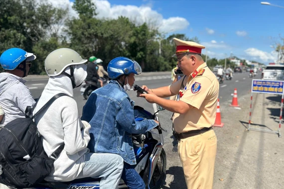 Lực lượng Cảnh sát giao thông tỉnh Gia Lai triển khai quân số kiểm tra nồng độ cồn trên các tuyến đường bộ thuộc địa bàn các phường trung tâm vào sáng 17-2 nhằm đảm bảo an toàn cho người dân vui xuân đón Tết