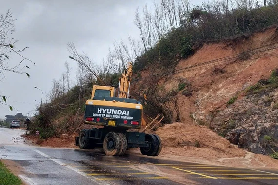 Khẩn trương xử lý các điểm sạt lở trên tuyến quốc lộ 1D.