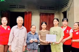 Trao 21,4 triệu đồng hỗ trợ mẹ đơn thân mắc bệnh hiểm nghèo