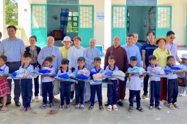 Tặng quà cho học sinh Trường Tiểu học Bình Tân (điểm trường thôn M6)