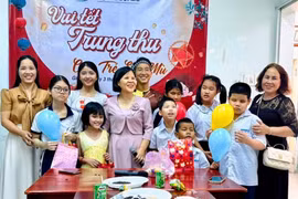 Hội Người mù tỉnh Gia Lai tổ chức Trung thu cho trẻ em mù.