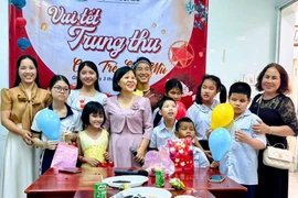 Hội Người mù tỉnh Gia Lai tổ chức Trung thu cho trẻ em mù.