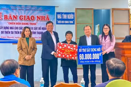 Lễ bàn giao nhà ở cho các hộ dân bị thiệt hại do bão lũ tại xã Vĩnh Thạnh vào ngày 15-1, thuộc chương trình hưởng ứng Chiến dịch Quang Trung.