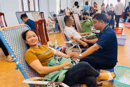 Ngày hội hiến máu thu hút đông đảo cán bộ, viên chức trên địa bàn đến tham gia.