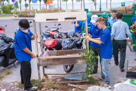 Đoàn phường Quy Nhơn phối hợp ra quân chỉnh trang đô thị và tuyên truyền trật tự an toàn