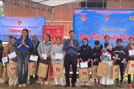 Đoàn các cơ quan Đảng tỉnh Gia Lai phối hợp với các đơn vị tổ chức chương trình “Xuân Tình nguyện” tại làng M6 (xã Bình Hiệp).