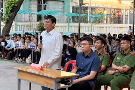 Gần 400 học sinh Trường THPT số 1 Trần Cao Vân dự phiên tòa giả định tuyên truyền phòng, chống ma túy.