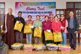 Trao 300 suất quà Tết cho nạn nhân chất độc da cam.