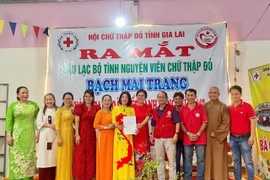 Trao quà cho người dân và học sinh khó khăn xã An Toàn