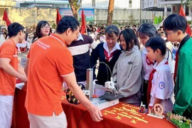 Học sinh Trường THCS Ngô Mây tìm hiểu về AI và kỹ năng sử dụng mạng an toàn