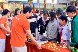 Học sinh Trường THCS Ngô Mây tìm hiểu về AI và kỹ năng sử dụng mạng an toàn