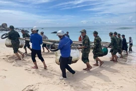 Đoàn Thanh niên xã Nhơn Châu cùng lực lượng chức năng và người dân nhanh chóng di dời bè đến nơi an toàn.