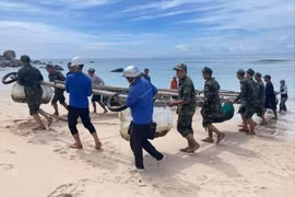 Đoàn Thanh niên xã Nhơn Châu cùng lực lượng chức năng và người dân nhanh chóng di dời bè đến nơi an toàn.