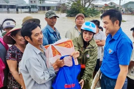 Tuổi trẻ Gia Lai sống đẹp giữa dòng nước lũ