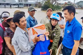 Tuổi trẻ Gia Lai sống đẹp giữa dòng nước lũ