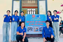 Đội hình tình nguyện “Đồng hành số - Hành động vì người cao tuổi” sẵn sàng hỗ trợ người lớn tuổi. Ảnh: D.L