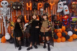 Trẻ hào hứng hóa trang và check-in tại Lễ hội Halloween.