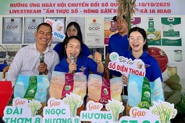 Đoàn Sở Văn hóa, Thể thao và Du lịch livestream bán hàng nông sản cùng người dân xã Ia Hiao.