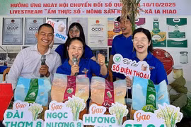 Đoàn Sở Văn hóa, Thể thao và Du lịch livestream bán hàng nông sản cùng người dân xã Ia Hiao.