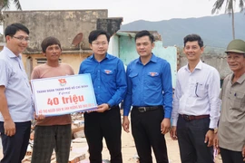 Tỉnh đoàn Gia Lai và Thành đoàn TP Hồ Chí Minh trao quà hỗ trợ người dân xã Phù Mỹ Bắc bị ảnh hưởng bão số 13.