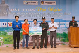 Trao bảng tượng trưng, tặng cặp và bàn học cho học sinh có hoàn cảnh khó khăn.