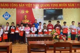 Trao quà cho 19 trẻ mồ côi ở phường Hoài Nhơn Bắc và phường Tam Quan