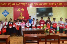 Trao quà cho 19 trẻ mồ côi ở phường Hoài Nhơn Bắc và phường Tam Quan
