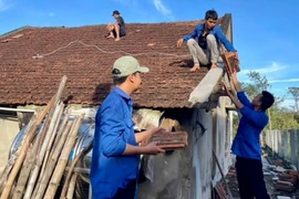 Tuổi trẻ Gia Lai tích cực giúp dân khắc phục hậu quả bão lũ.