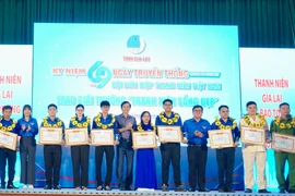 Hội LHTN Việt Nam tỉnh trao Giải thưởng “Thanh niên sống đẹp” cho các cá nhân có hành động, nghĩa cử cao đẹp trong xã hội vào tối 12-10.