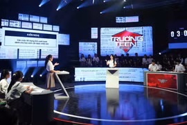 Đội THPT Chuyên Lê Quý Đôn (phải) tranh biện cùng Đội THPT Chuyên Lê Hồng Phong xoay quanh kiến nghị: “Các cuộc thi mang tính cạnh tranh dành cho học sinh cần được chấm dứt” tại chung kết Trường Teen 2025.