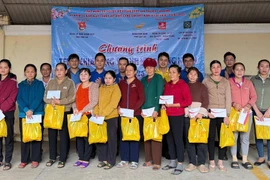 Đoàn UBND tỉnh tặng quà cho thanh niên công nhân tại Khu Công nghiệp Phú Tài.