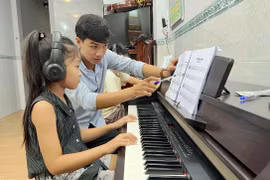 Hồ Lê Tri Thức dạy piano cho trẻ để vừa có thêm thu nhập, vừa thỏa mãn đam mê âm nhạc.