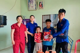 Dù di chuyển, nói chuyện khó khăn nhưng Hữu (bìa phải) vẫn cố gắng đến tận nhà thăm, tặng quà cho các trường hợp khó khăn.