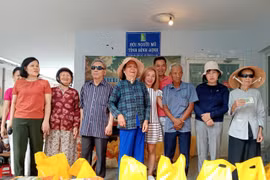 Tặng quà cho người mù có hoàn cảnh khó khăn tại chương trình