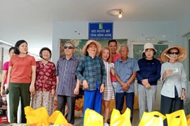 Tặng quà cho người mù có hoàn cảnh khó khăn tại chương trình