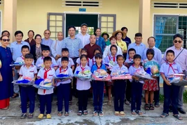 Tủ sách yêu thương đến với vùng cao.