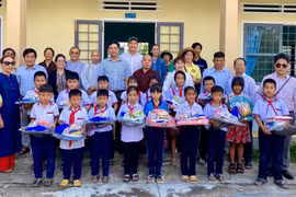 Tủ sách yêu thương đến với vùng cao.