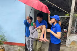 “Chuyến xe 0 đồng” của Đội Thanh niên xung kích mùa bão lũ phường Hoài Nhơn Bắc tích cực hỗ trợ người dân trong mùa mưa bão.