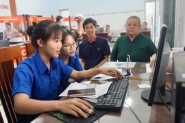Đoàn viên, thanh niên phường An Nhơn Bắc hỗ trợ người dân tại Trung tâm Phục vụ Hành chính công phường.