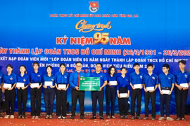 Tuổi trẻ các đơn vị hành chính cơ sở ra quân thực hiện công trình thanh niên chào mừng 95 năm Ngày thành lập Đoàn TNCS Hồ Chí Minh.