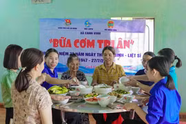 Đoàn Thanh niên xã Canh Vinh phối hợp cùng các đơn vị tổ chức "Bữa cơm tri ân" tại nhà bà Võ Thị Dây (thân nhân liệt sĩ Bùi Lộc).