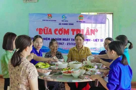 Đoàn Thanh niên xã Canh Vinh phối hợp cùng các đơn vị tổ chức "Bữa cơm tri ân" tại nhà bà Võ Thị Dây (thân nhân liệt sĩ Bùi Lộc).