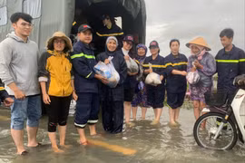 Các đơn vị tiếp tục hỗ trợ cho người dân vùng lũ.