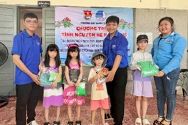 Tặng quần áo mới cho trẻ em có hoàn cảnh khó khăn.