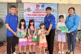 Tặng quần áo mới cho trẻ em có hoàn cảnh khó khăn.