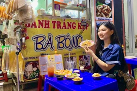 Tô Hồng Ánh tự tin khi quay clip review.